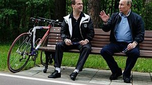 "Путин принял участие в несанкционированных митингах. Листовки оппозиции раздавал Медведев"