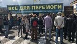 Комунальників з трактором і грейдером не пустили до волонтерського намету "Все для перемоги" в Харкові