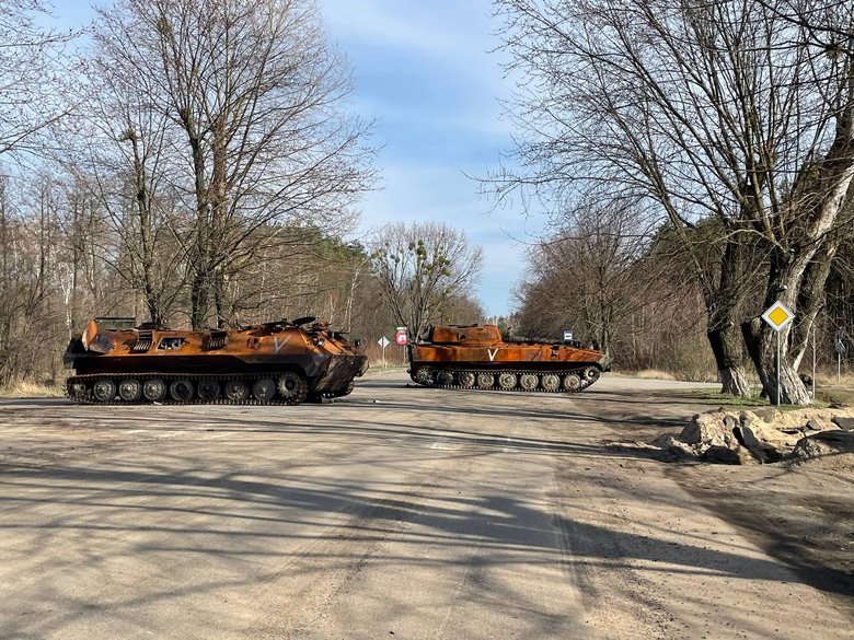 Над нами кружляли лелеки, а я зіщулилася, бо, здавалося, - це знову російські літаки прилетіли, - жителька Бородянки 16