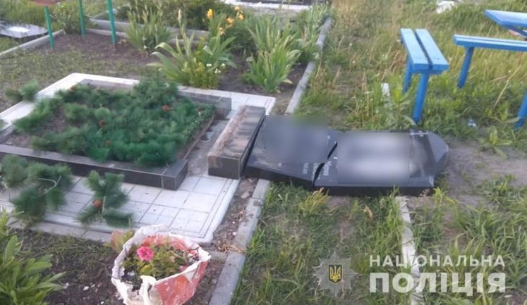 Дети 6, 10 и 11 лет повредили памятники на могилах на Харьковщине, - полиция. ФОТОрепортаж