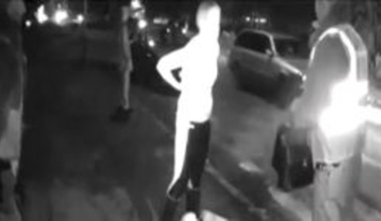 Пьяная сотрудница закарпатской налоговой разделась перед полицейскими в центре Ужгорода. ВИДЕО