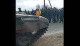 В Черниговской области местные жители остановили российские танки и не пропускают их дальше. ВИДЕО