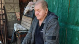 Жителю обстрелянного утром наемниками РФ дома в Песках Василию Бурмистрову удалось спастись, потому что он вышел посмотреть, куда попал первый снаряд. ВИДЕО