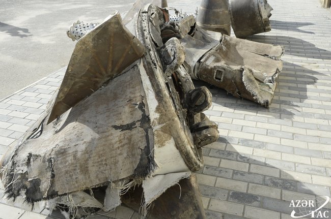 В Азербайджані продемонстрували уламки російських ракет Іскандер, застосованих у Нагірному Карабасі 04