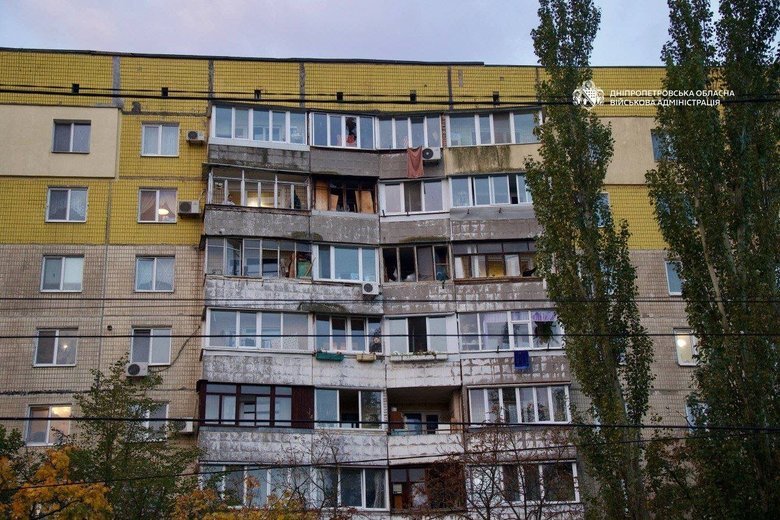 У Дніпрі після ранкової атаки РФ вибило вікна в багатоповерхівках і пошкодило автівки