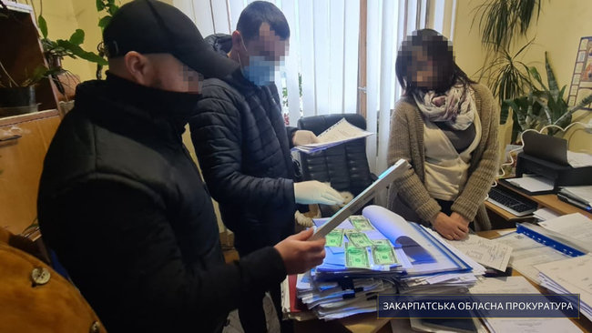 Чиновницю райадміністрації на Закарпатті затримано на хабарі в $500, - прокуратура 02