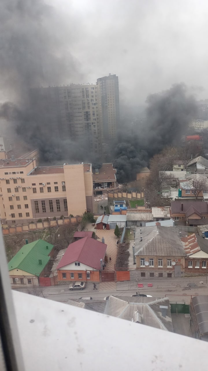 Здание Пограничной службы ФСБ горит в Ростове-на-Дону 01