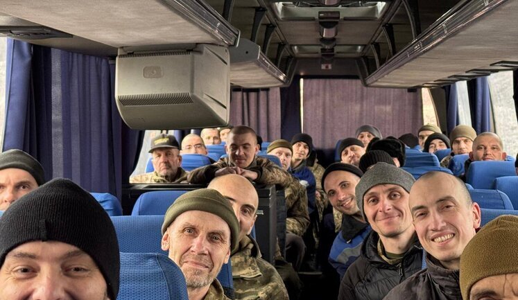 Україна повернула 150 воїнів із російського полону (оновлено). ФОТОрепортаж
