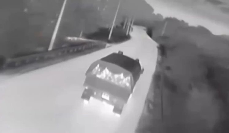 Дрон атакует российский грузовик, забитый оккупантами, в Луганской области