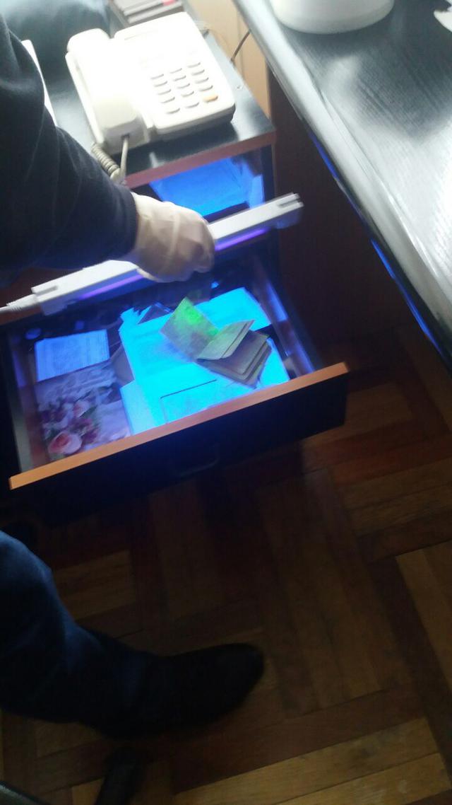 Головлікаря, який систематично брав хабарі від підприємців, затримали на Львівщині, - Нацполіція 02