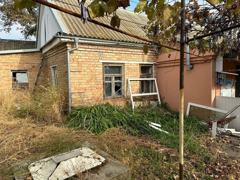 Occupiers shelled Nikopol with heavy artillery, damaging private houses, cars and power lines 03