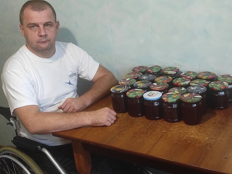 Надіслав на фронт понад 60 000 бойових смаколиків. А бійці мені - тільняшку і прапор. Голову орка ще не замовляв! - Євген Компанець із Черкас 09