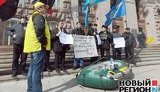 "Снег убирать – не землю воровать!": киевским чиновникам принесли резиновую лодку. ФОТО