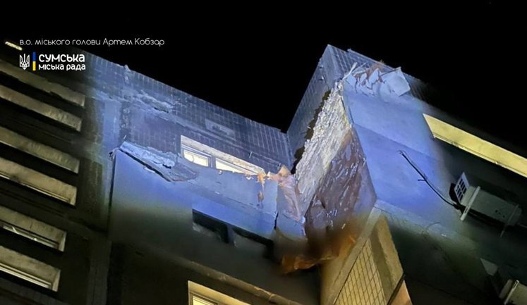 Російський дрон влучив у багатоповерхівку у Сумах: постраждалих немає. ФОТОрепортаж
