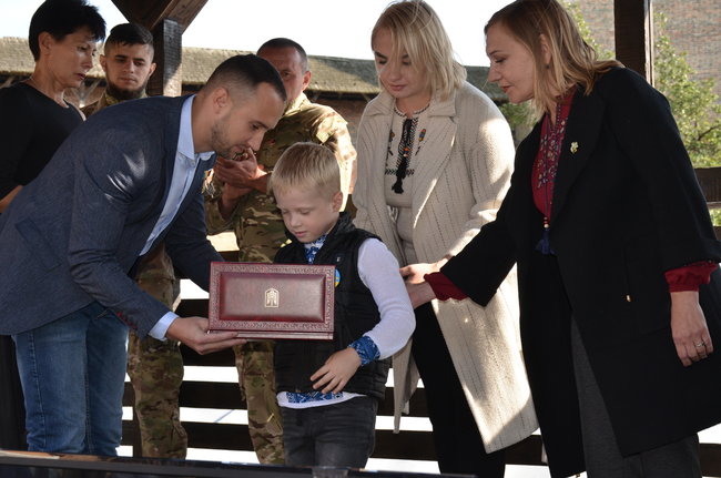 Не могла собі уявити, що представлятиму до нагороди Народний Герой свого… сина! Репортаж із церемонії у Луцьку 03