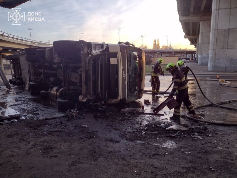 Вантажівка впала з Південного мосту в Києві