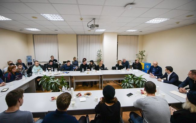Зеленский встретился с родственниками украинцев, погибших в авиакатастрофе в Иране 01