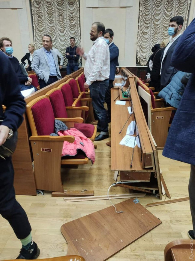 Депутати влаштували масову бійку в Одеській облраді 05