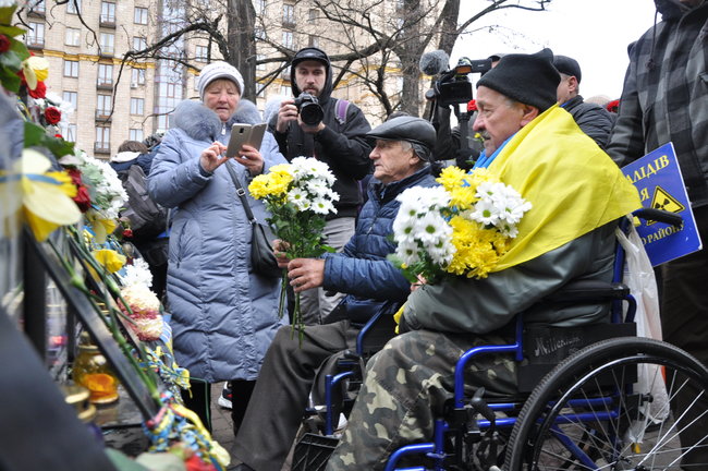 Поминальный молебен прошел на аллее Героев Небесной Сотни в Киеве 18