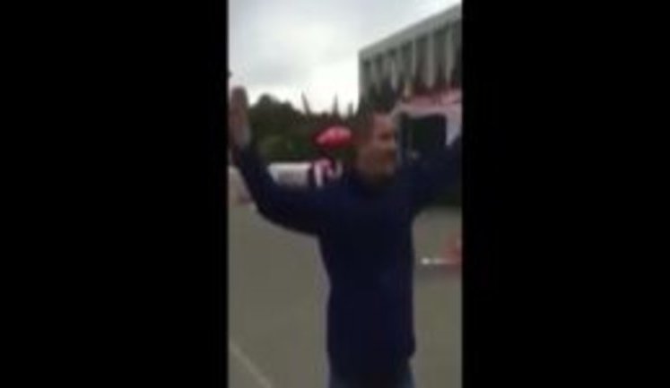 "Сосать, Европа! Сиди, соси х#й, #бт, бл#дь!", - российские футбольные фаны спровоцировали драку с участниками акций протеста в Кишиневе. ВИДЕО