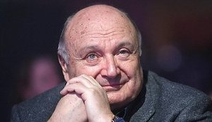 Активіст Стерненко закликає зірвати виступи в Україні сатирика Жванецького, який прийняв орден від Путіна