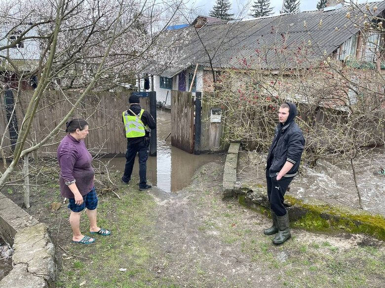 На Київщині затопило переправу до Іванкова 03