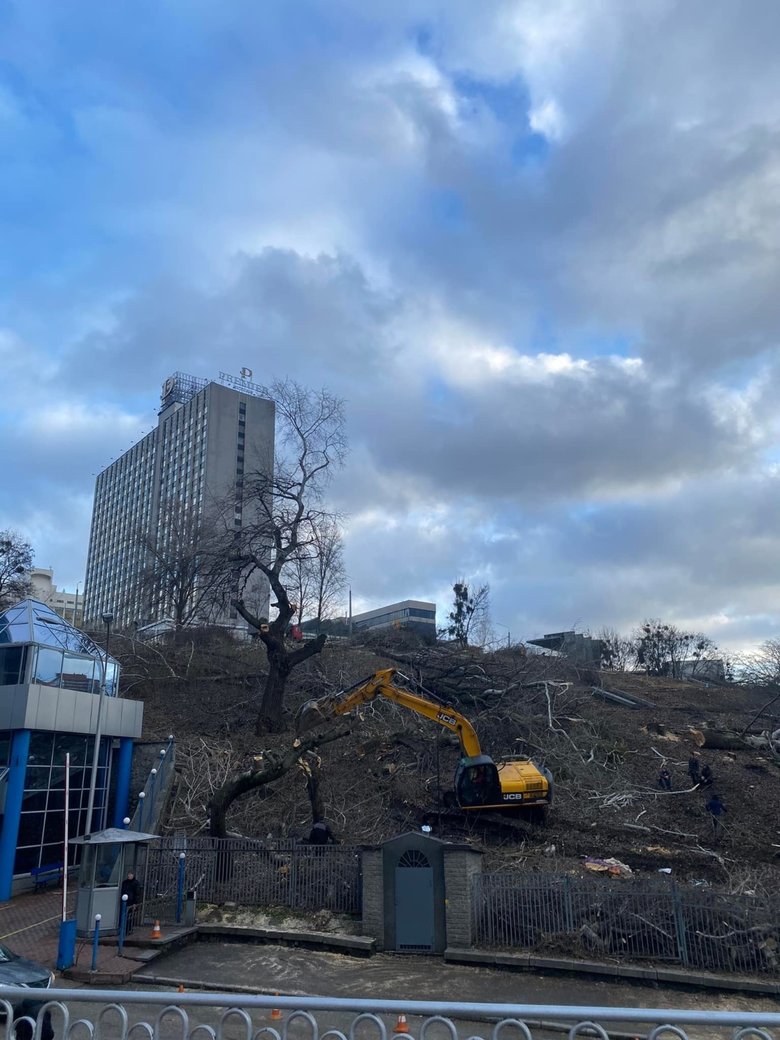 Знищені дерева біля Олімпійського і відголоски кримінальних 90-х: історія, де випливають Суркіси, Каха Каладзе, Черновецький і Целовальник 01 Знищені дерева біля Олімпійського і відголоски кримінальних 90-х: історія, де випливають Суркіси, Каха Каладзе, Черновецький і Целовальник 01