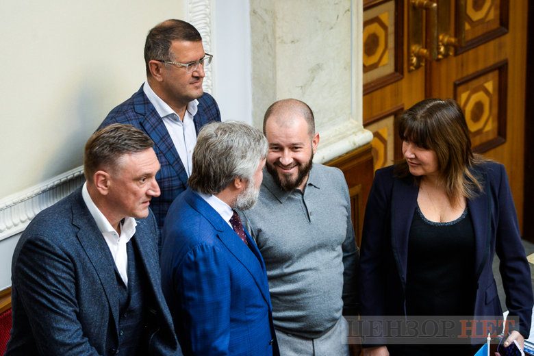 Рассказ Культенко Новинскому, Трухину и Кузьминых, приглашение Бондарь на вечеринку при свечах и сообщение Котик, дай деньги Васильеву, - работа ВР 22 февраля 28