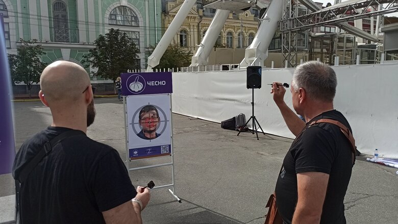 Уличная выставка Бей оккупанта! открылась на Контрактовой площади. Среди локаций - Дартс-держZрадник и Хлопок над крымским мостом 16