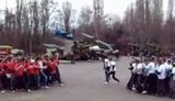 Массовая драка фанатов в Киеве прямо на футбольном поле! ВИДЕО.