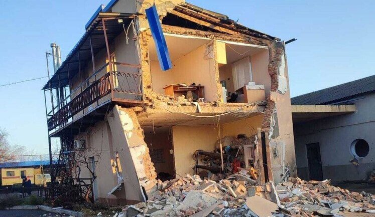 Доба на Херсонщині: ворог вкотре бив по житлових кварталах, одна людина загинула. ФОТОрепортаж