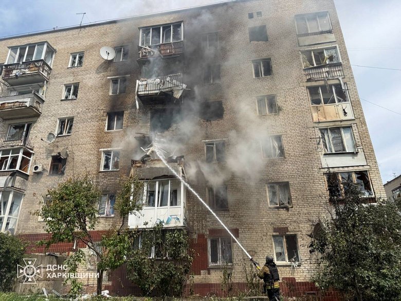 РФ вдарила по будинку в Ізюмі: загинула людина, є постраждалі