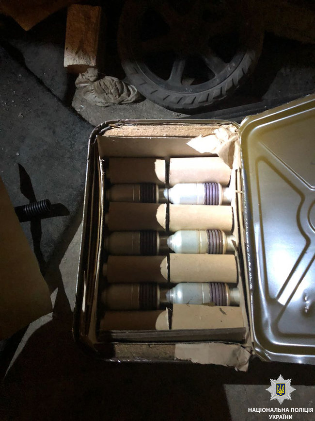 Чоловік зберігав арсенал зброї в двох орендованих гаражах у Нікополі, - НПУ 01