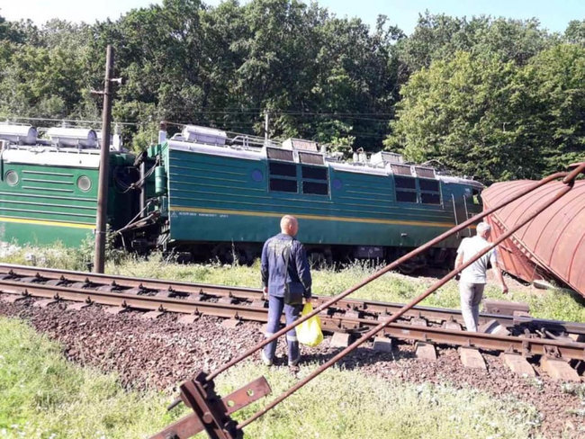 Поїзд зійшов із рейок у Кіровоградській області 02
