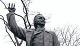 Курьезы в бронзе и камне: вилы Чорновила и гетьман с "чупа-чупсом". ФОТОрепортаж