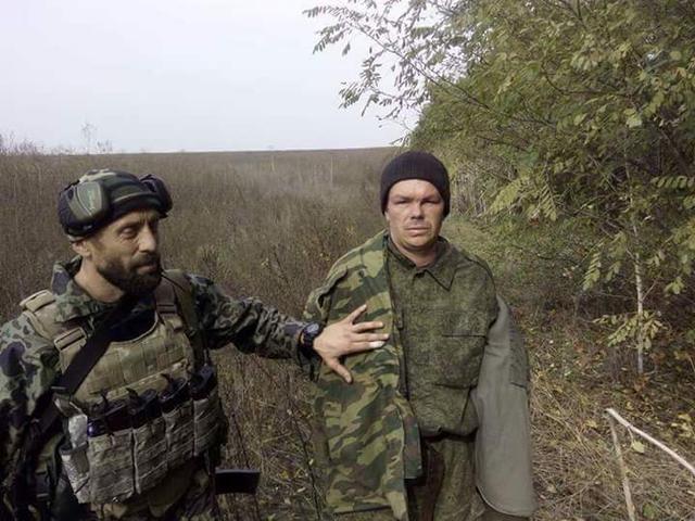 Командир окремого взводу розвідки 54 ОБР Руслан Пустовойт (Павук): Я поклав під себе 8 ворожих автоматів, сам повз по полю, а попереду мене стадо з 8 полонених, і я, як пастух, гнав їх уперед 08
