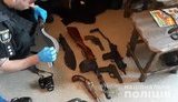 Поліція виявила арсенал зброї в київській квартирі, з вікна якої випала трирічна дитина. ФОТО+ВІДЕО