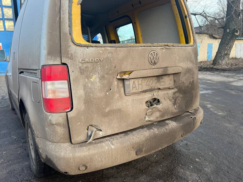 Russians shelled vehicle of rescuers delivering humanitarian aid to Bakhmut 01