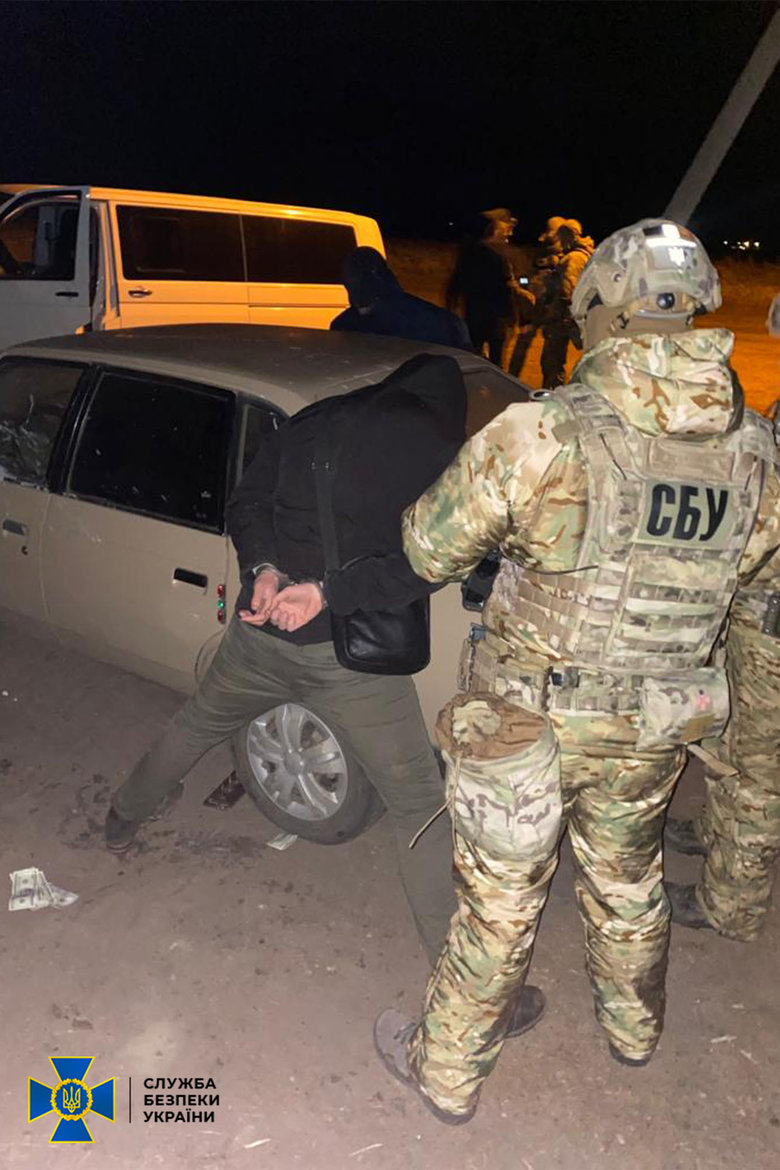 Двое полицейских задержаны на Полтавщине на взятке 1400 долларов, - СБУ 01
