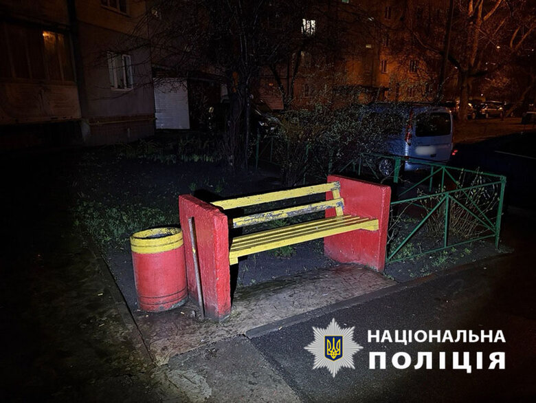 Чоловік вдарив ножем у груди військового в Києві