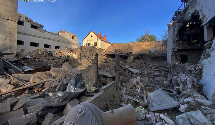 Чергова ворожа атака на Херсон: відомо про загиблого, пошкоджені також будинки й освітні заклади. ВІДЕО+ФОТОрепортаж