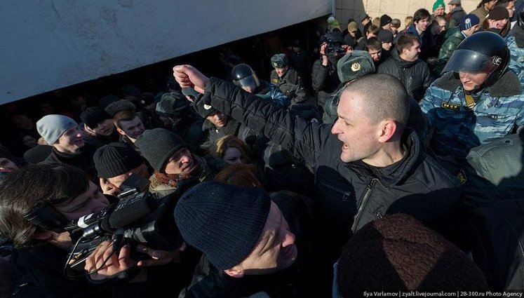 Как ОМОН паковал оппозицию в центре Москвы. ВИДЕО.