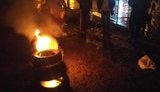 Ночью под консульством РФ во Львове жгли шины в знак протеста против захвата украинских кораблей. ФОТОрепортаж