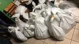 Двісті кілограмів нелегального бурштину вартістю 1,5 млн грн виявили в автомобілі на Закарпатті, - СБУ. ФОТО