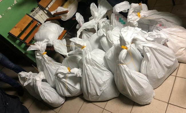 Двісті кілограмів нелегального бурштину вартістю 1,5 млн грн виявили в автомобілі на Закарпатті, - СБУ 02