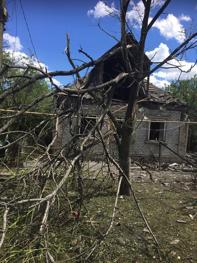 Обстріл Красногорівки: пошкоджено 29 будівель, включно з лікарнею і школою, - Аброськін 03