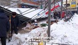 Біля метро "Героїв Дніпра" металевий навіс впав на стихійний ринок. Дивом ніхто не постраждав, - соцмережі. ФОТО