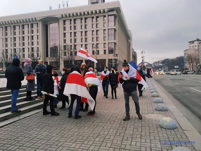 На Майдане в Киеве организовали цепь солидарности с протестующими в Беларуси 02