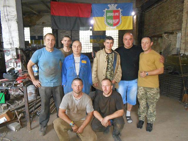 Волонтеры, изготовляющие защитные экраны для техники 17-й танковой бригады, обратились за помощью к украинцам 01