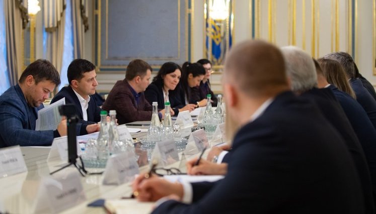 Не надати знижки, а знизити ціну на табло, - Зеленський закликав АЗС зменшити вартість бензину